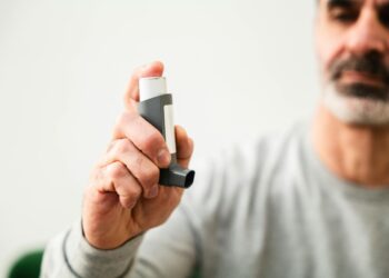 هل يجوز استعمال جهاز الاستنشاق أثناء الصيام؟ إليك بيان الحكم